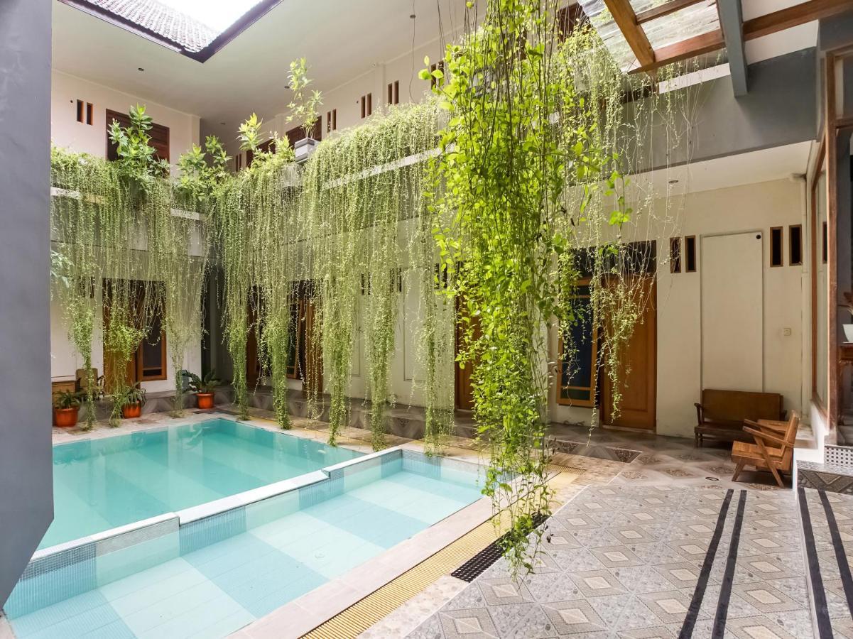 Urbanview Hotel Blok O International By Reddoorz Baturetno 外观 照片