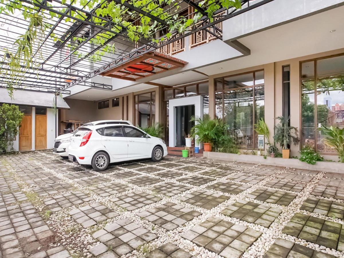 Urbanview Hotel Blok O International By Reddoorz Baturetno 外观 照片