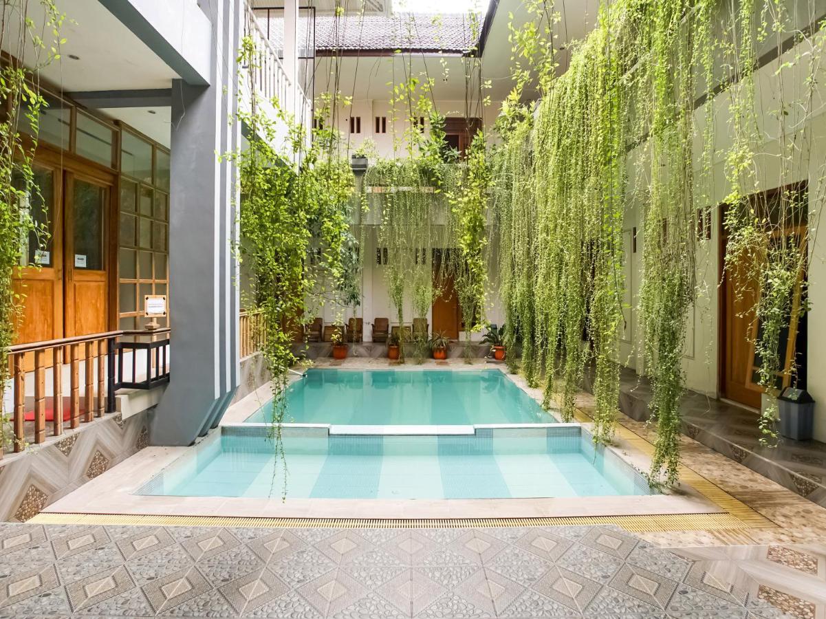 Urbanview Hotel Blok O International By Reddoorz Baturetno 外观 照片