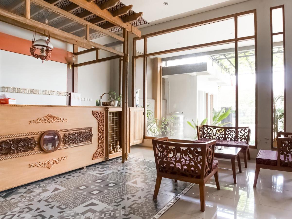 Urbanview Hotel Blok O International By Reddoorz Baturetno 外观 照片
