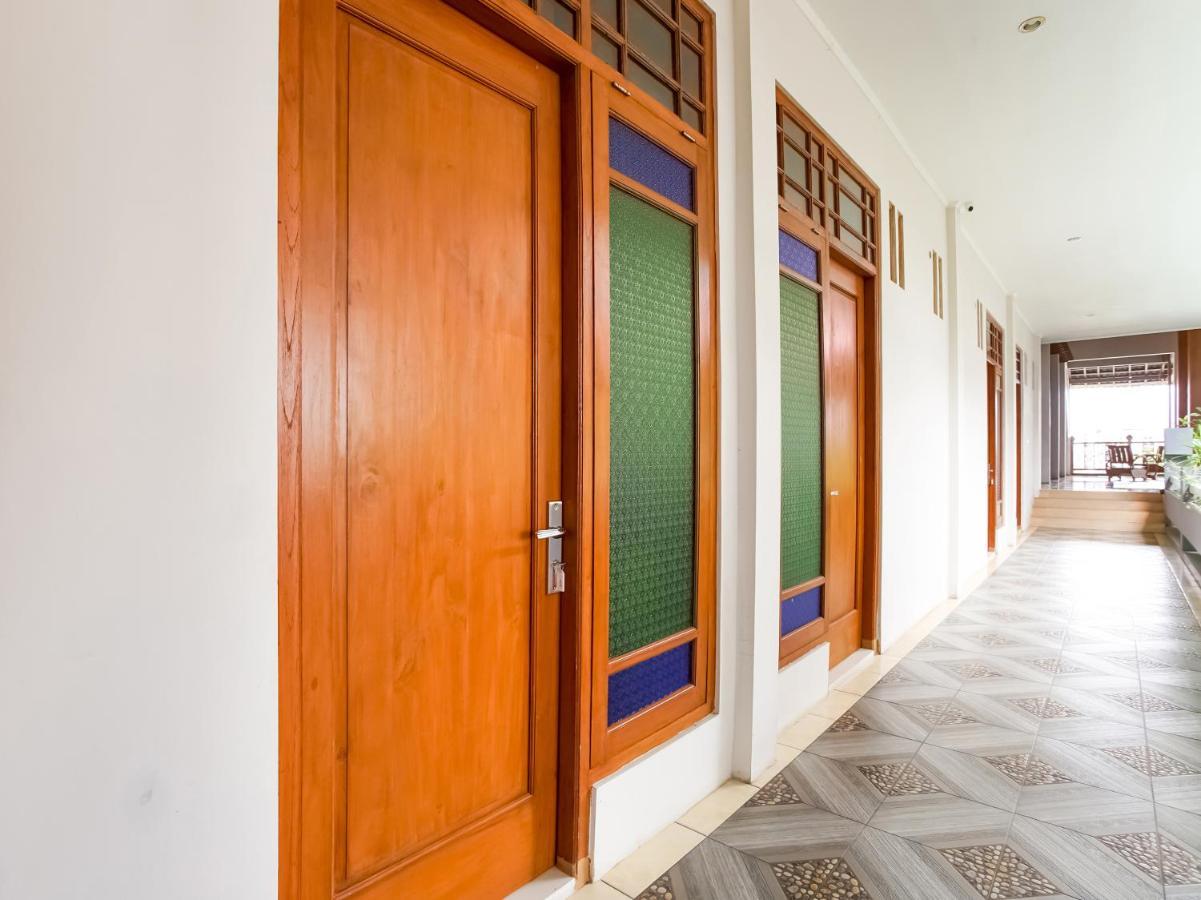Urbanview Hotel Blok O International By Reddoorz Baturetno 外观 照片