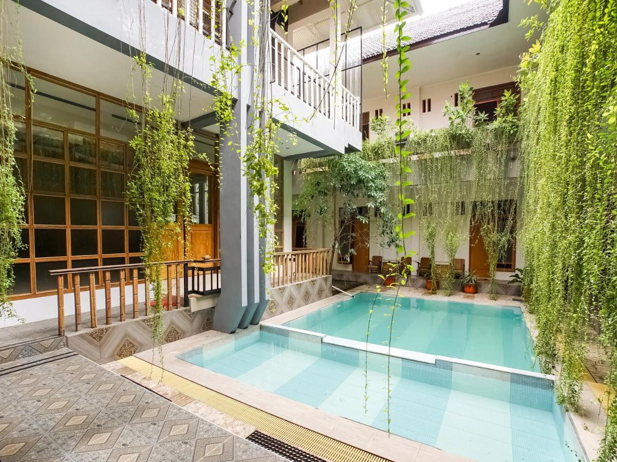 Urbanview Hotel Blok O International By Reddoorz Baturetno 外观 照片